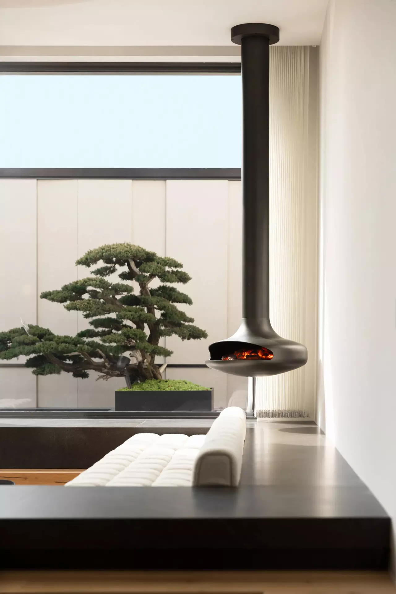 Modern floating black fireplace and outdoor Zen micro-landscape - 文德里别墅-13-2.jpg