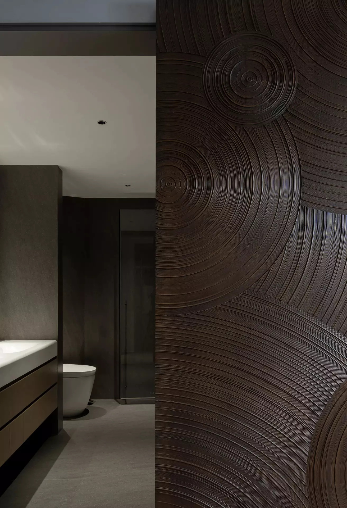 Custom dark wood panel with carved concentric wave texture for bathroom divider - 文德里别墅-13-5.jpg