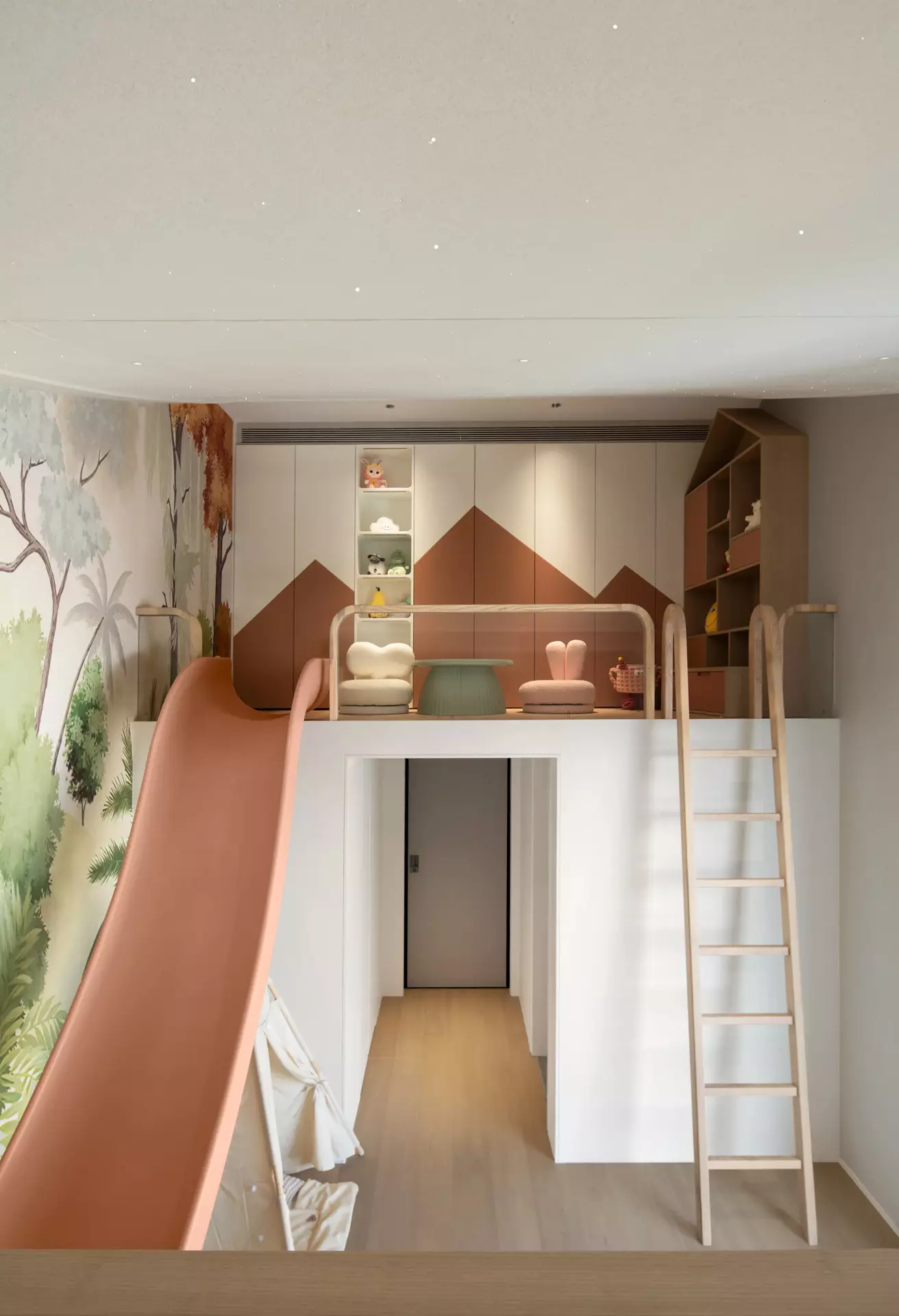 Custom double-decker kids bedroom with integrated cabin bookshelf - 文德里别墅-13-6.jpg