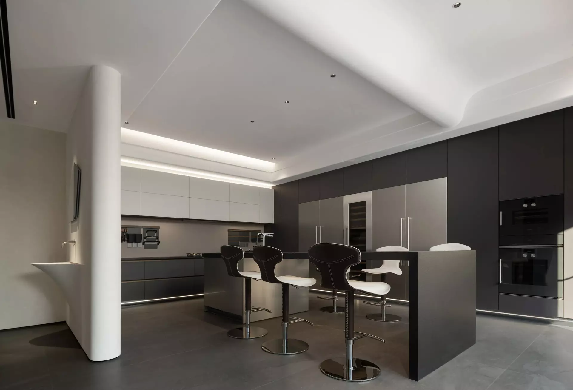 Minimalist kitchen custom cabinetry and luxury black island counter - 文德里别墅-13-8.jpg