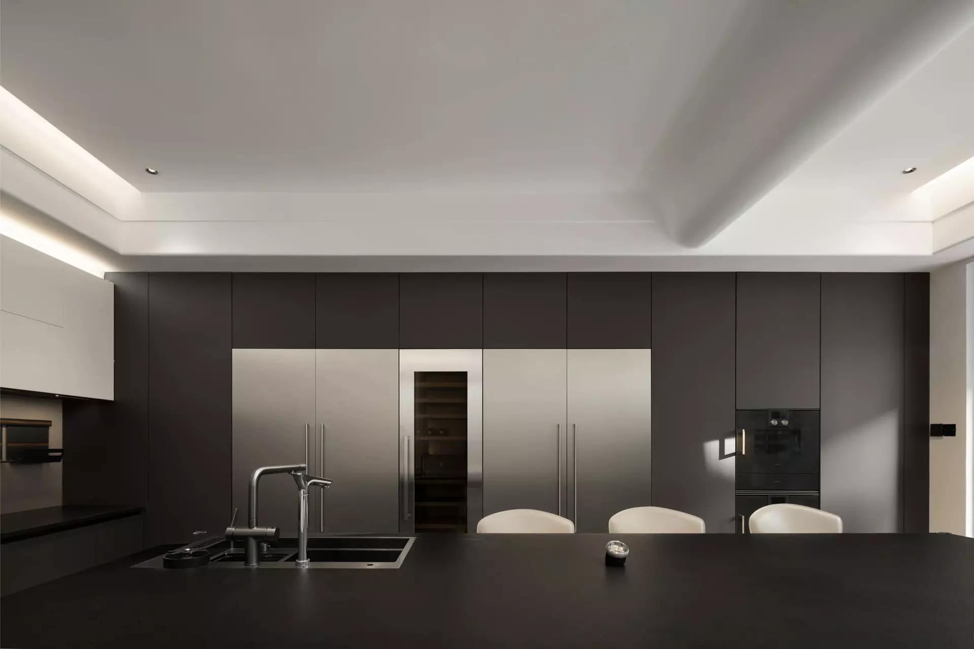Seamless flush-mounted stainless steel appliances and integrated wine cooler panels - 文德里别墅-13-9.jpg
